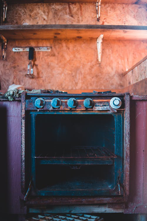 Rusted kitchen stove ready for appliance removal in Maple Heights
