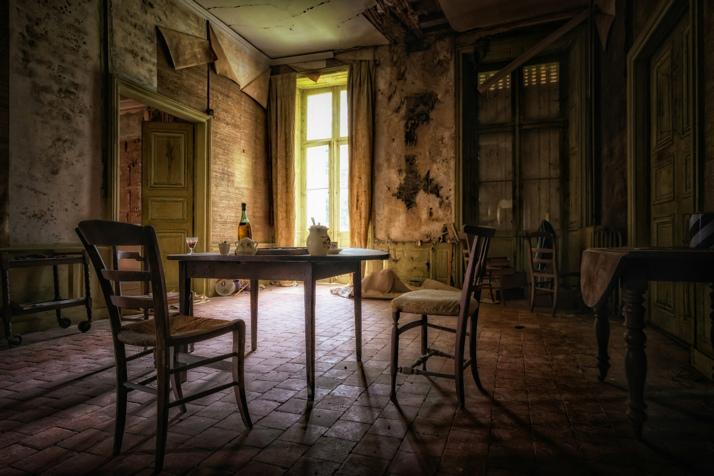  Old dining room in need of estate cleanout and junk removal.